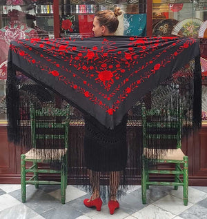 Mantón Seda Negro Bordado con Flores Rojas a Mano 140 cm.