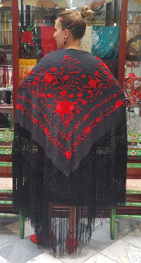 Mantón Seda Negro Bordado con Flores Rojas a Mano 140 cm.