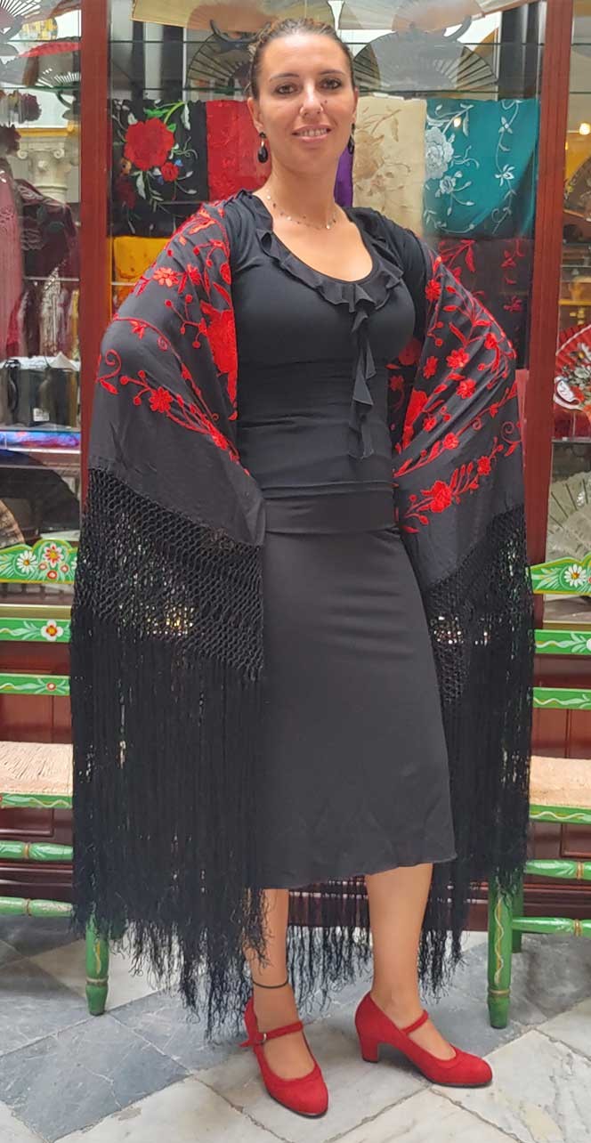 Mantón Seda Negro Bordado con Flores Rojas a Mano 140 cm.