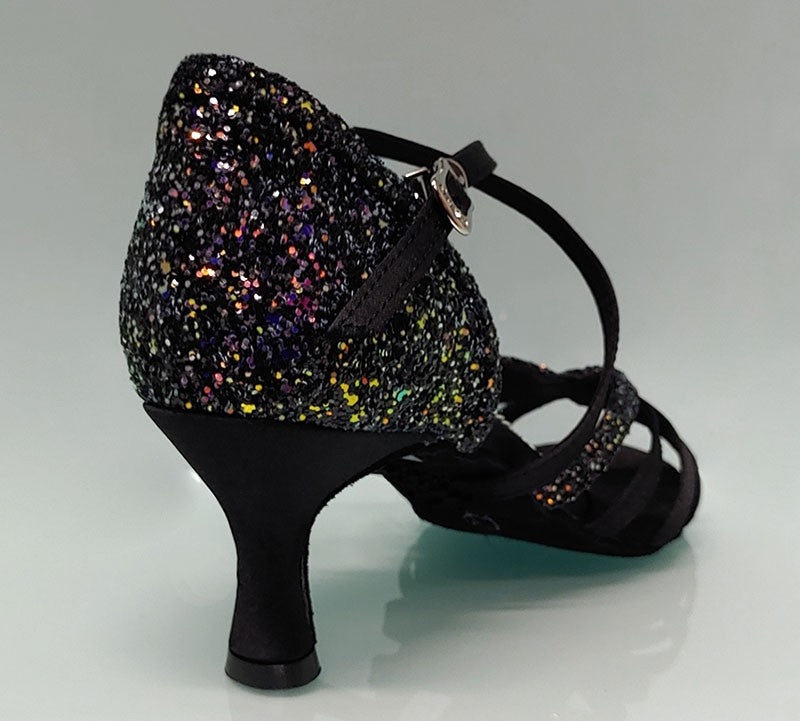Chaussure de danse de salon combinée noire et pailletée.