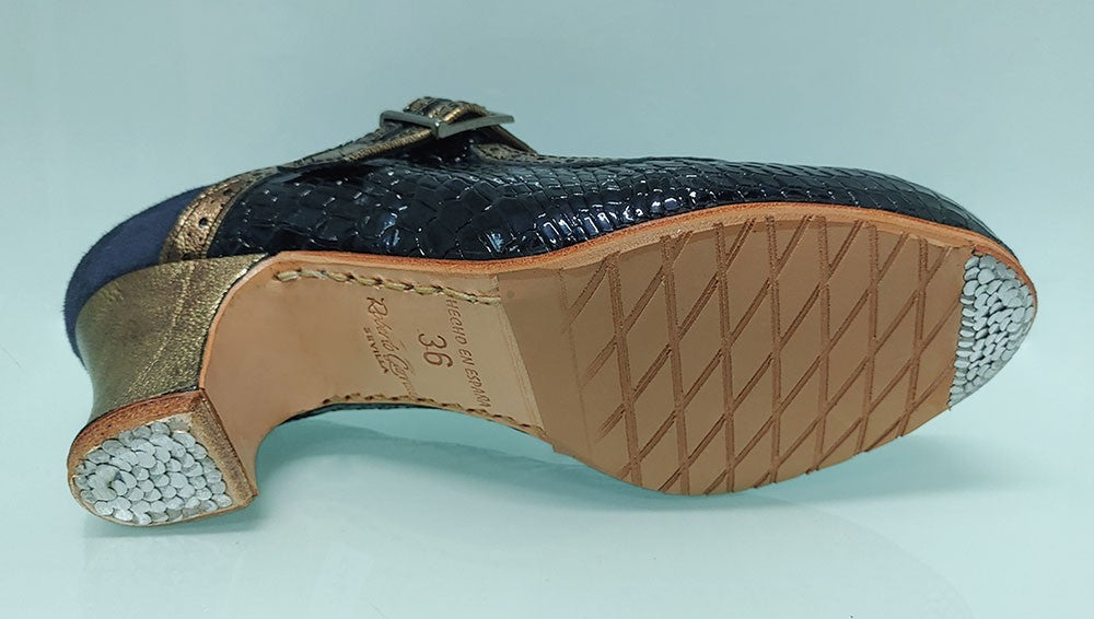 Chaussure de danse flamenco professionnelle, cuir verni coco noir et fantaisie dorée