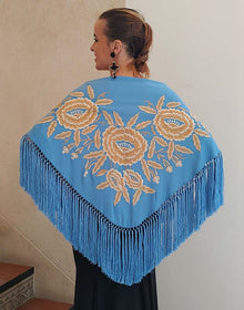 Mantoncillo Azul Ducados Bordado a Mano con Flores Beige 140 cm.