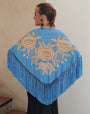 Châle Ducados bleu, brodé à la main de fleurs beiges, 140 cm.