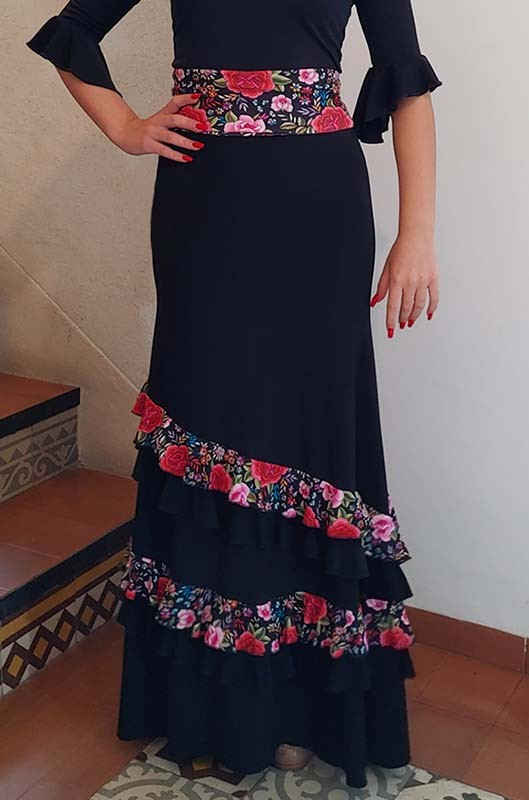 Falda Flamenco Negra con Volantes y Fajín de Flores