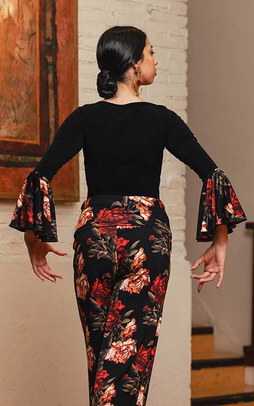 Top Carmona de punto elástico negro con manga 3/4 con estampado de claveles