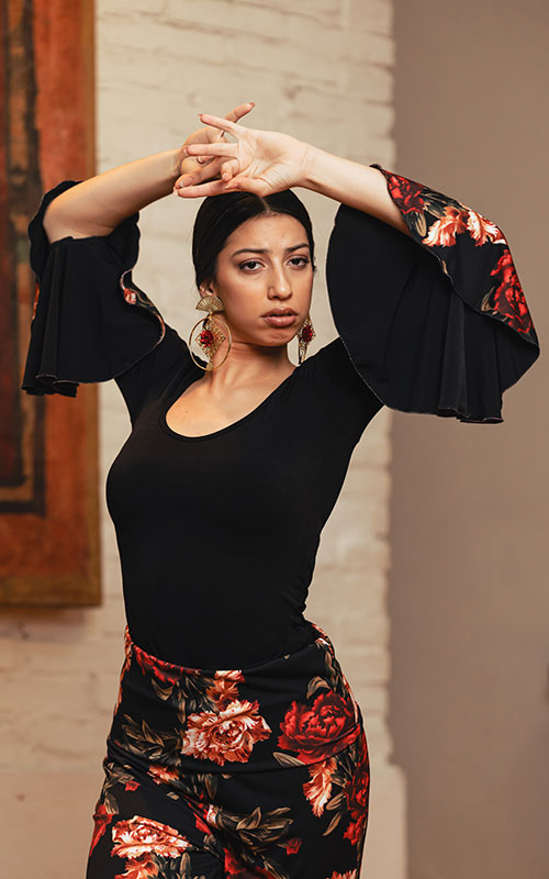 Top Carmona de punto elástico negro con manga 3/4 con estampado de claveles