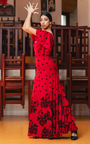 Vestido largo rojo estampado con volantes en las mangas y en el godet de la espalda.