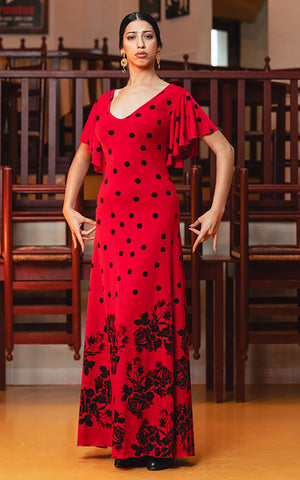 Vestido largo rojo estampado con volantes en las mangas y en el godet de la espalda.