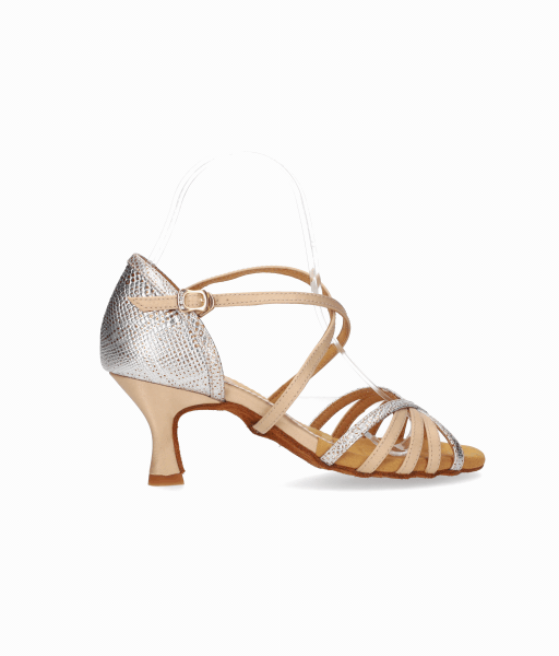 Chaussure de danse de salon alliant satin doré et fantaisie.