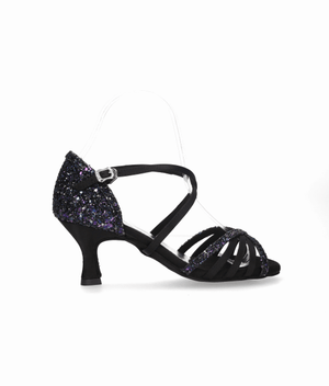 Chaussure de danse de salon noire et pailletée.