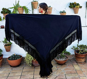 Mantón En Pico Negro Liso Doble Tejido