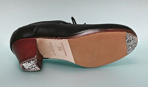 Zapato de baile flamenco profesional piel negro con detalle calado y cordones