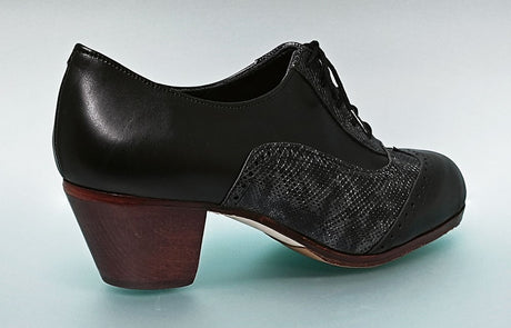 Chaussure de flamenco professionnelle alliant cuir noir et fantaisie, avec lacets
