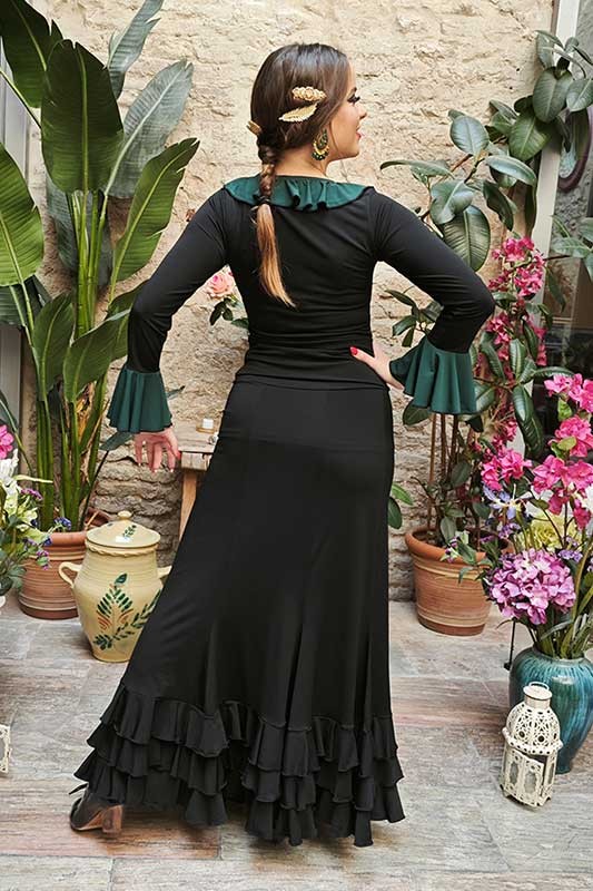 Falda flamenco negra con tres volantes y apertura