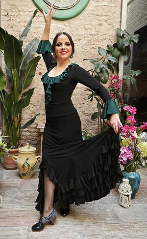 Falda flamenco negra con tres volantes y apertura
