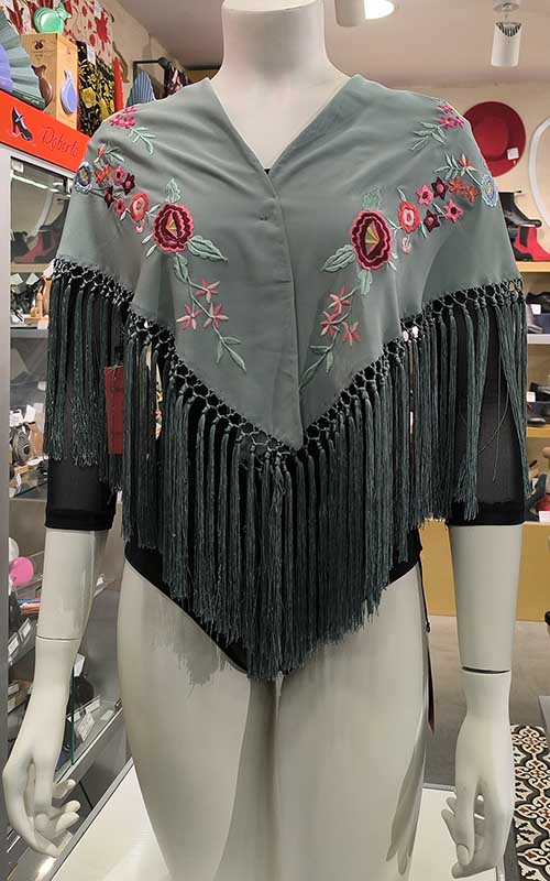 Mantoncillo verde jabonoso bordado con flores y rosas de colores 125 cm.