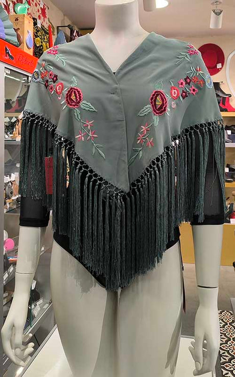 Mantoncillo verde jabonoso bordado con flores y rosas de colores 125 cm.