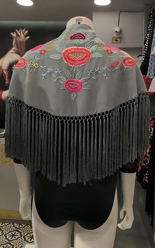 Mantoncillo verde jabonoso bordado con flores y rosas de colores 125 cm.