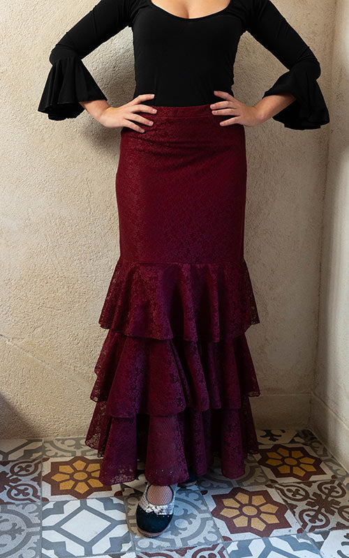 Falda flamenco de encaje burdeos con 3 volantes