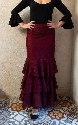 Falda flamenco de encaje burdeos con 3 volantes