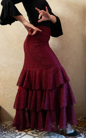 Falda flamenco de encaje burdeos con 3 volantes
