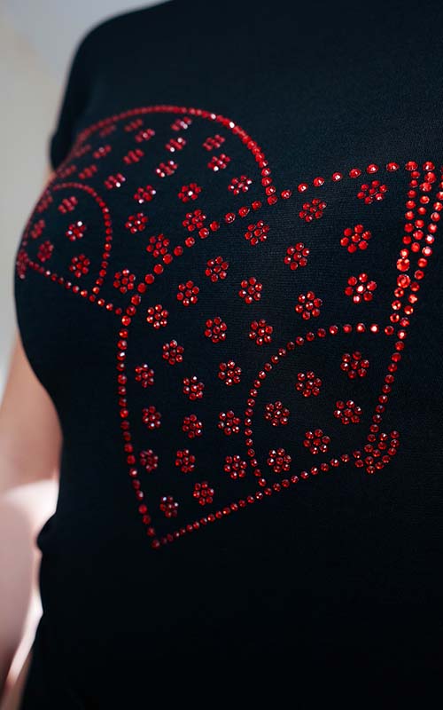 Black flamenco t-shirt with a fan silhouette adorned with rhinestones