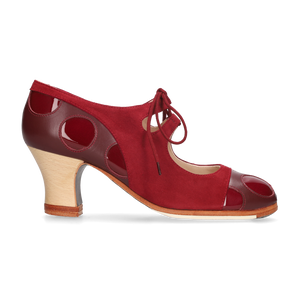 Professional flamenco dance shoe combining suede and burgundy patent leather