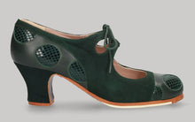 Chaussure de danse flamenco professionnelle associant cuir vert bouteille et daim à imprimé serpent noir.