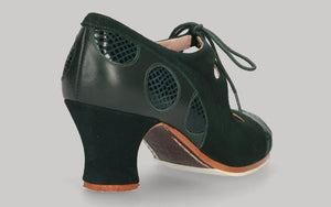 Chaussure de danse flamenco professionnelle associant cuir vert bouteille et daim à imprimé serpent noir.