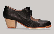 Zapato de baile flamenco profesional de piel repujada negro con cordones