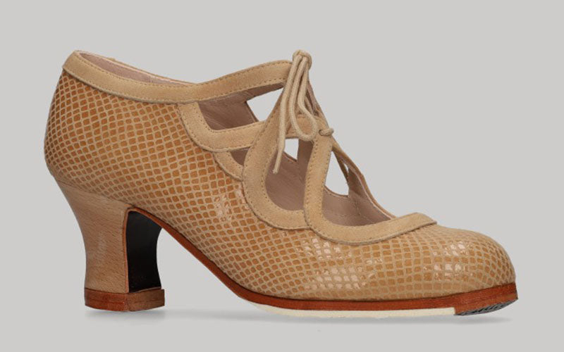 Chaussure de danse flamenco professionnelle combinée à un motif serpent beige et des ornements en daim beige