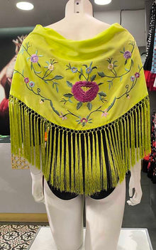 Mantoncillo verde lima bordado con flores y rosas de colores 125 cm.