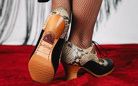 Zapato de baile flamenco profesional piel negro y fantasía serpiente beige