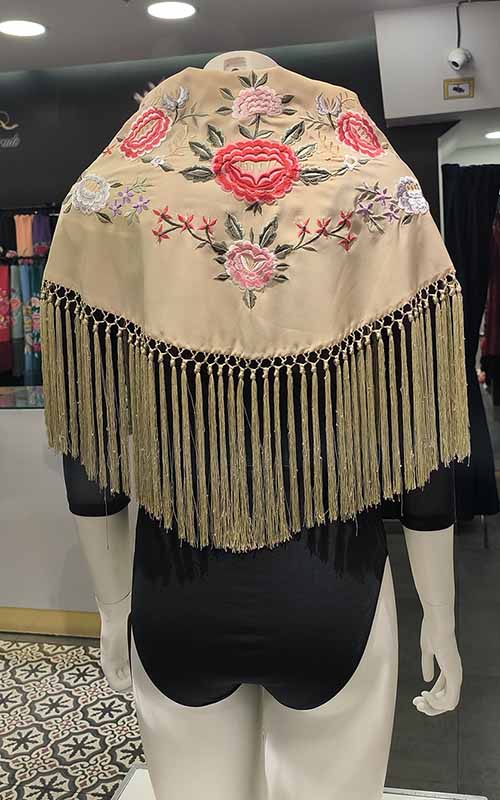 Mantoncillo camel bordado con flores y rosas de colores 125 cm.