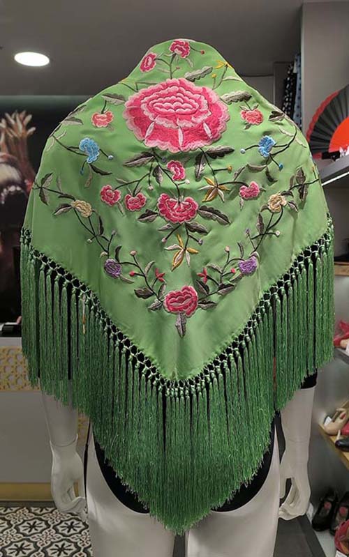 Mantoncillo verde manzana bordado con flores multicolor y rosas 140 cm.