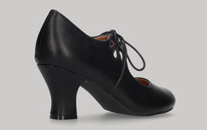 Black flamenco shoe in nappa leather with laces