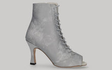 Zapato tipo botín para baile de salón de raso gris plata con cordones y cierre lateral con cremallera
