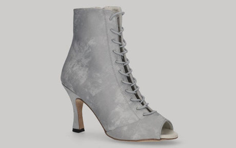 Zapato tipo botín para baile de salón de raso gris plata con cordones y cierre lateral con cremallera