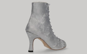 Zapato tipo botín para baile de salón de raso gris plata con cordones y cierre lateral con cremallera