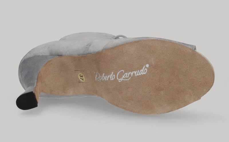 Zapato tipo botín para baile de salón de raso gris plata con cordones y cierre lateral con cremallera