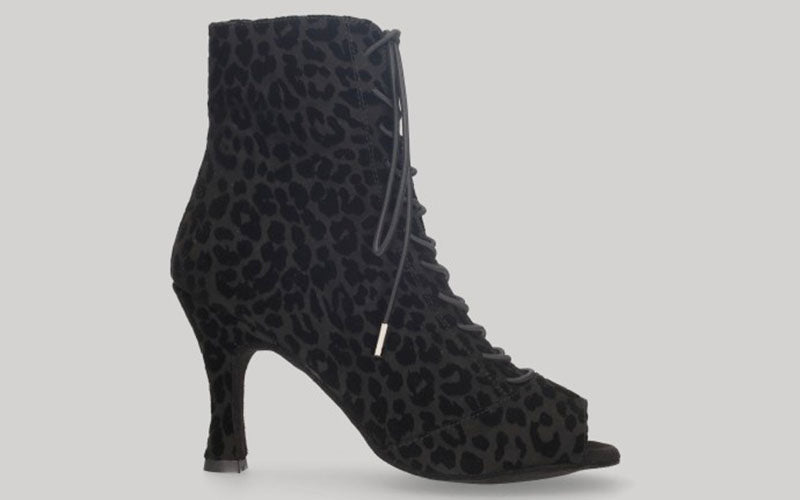 Zapato tipo botín para baile de salón en fantasía leopardo negro con cordones y cierre lateral con cremallera