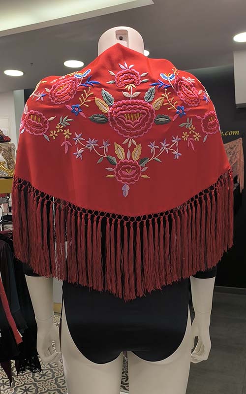 Mantoncillo rojo bordado con flores y rosas de colores 125 cm.