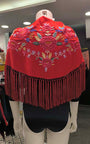 Mantoncillo rojo bordado con flores y rosas de colores 125 cm.