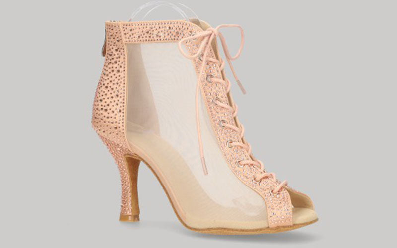 Zapato tipo botín para baile de salón color champán con cordones y pedrería de cristal en pala y talón