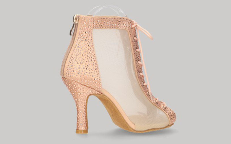 Zapato tipo botín para baile de salón color champán con cordones y pedrería de cristal en pala y talón