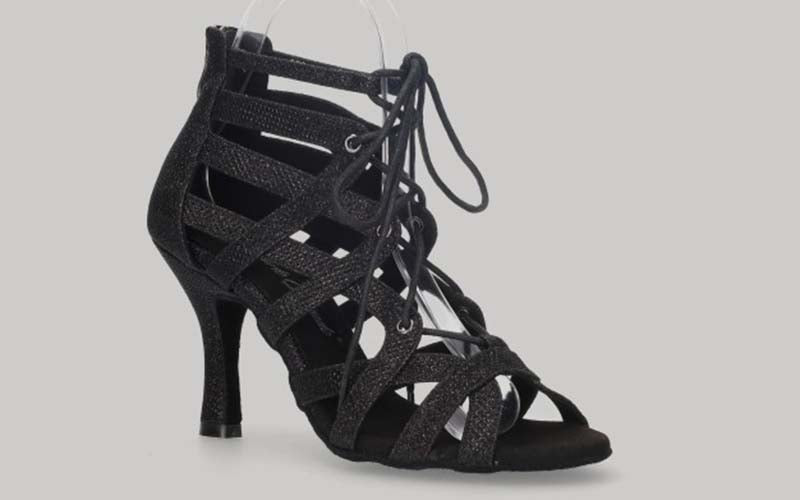 Zapato abotinado para baile de salón negro con tiras cruzadas con cordones y cierre cremallera en el talón