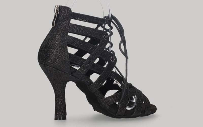 Zapato abotinado para baile de salón negro con tiras cruzadas con cordones y cierre cremallera en el talón