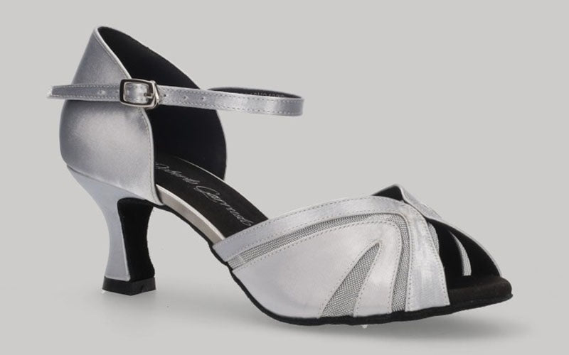 Zapato para baile latino y de salón en satén plata con tacón bajo