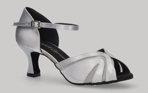 Zapato para baile latino y de salón en satén plata con tacón bajo