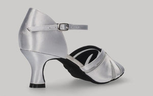 Zapato para baile latino y de salón en satén plata con tacón bajo